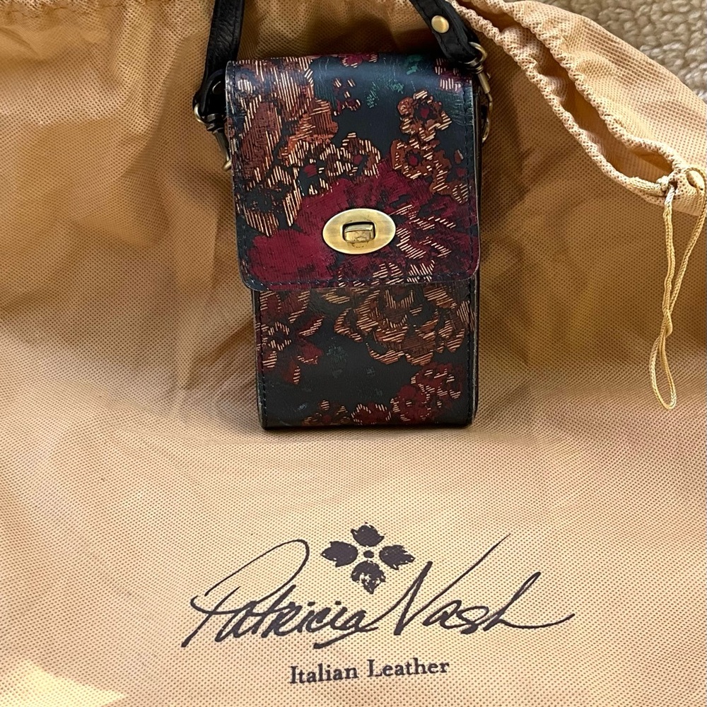 CUTE CUTE CUTE Almost perfect, Patricia Nash crossbody organizer!